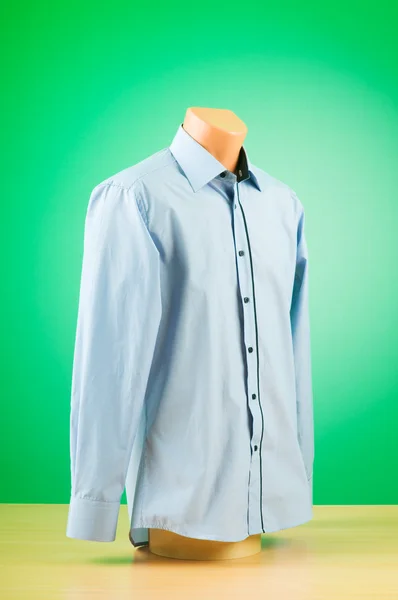 Camisa masculina contra fondo degradado —  Fotos de Stock
