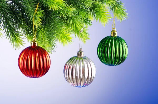 Baubles sur l'arbre de Noël dans le concept de célébration — Photo