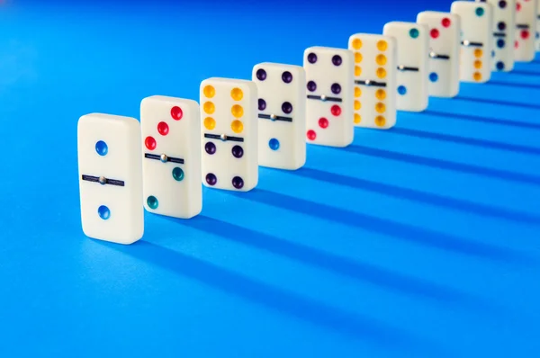 Dominoeffekt mit vielen Stücken — Stockfoto