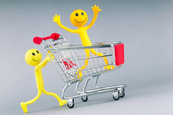 Shoppingvagn och glad smilies — Stockfoto
