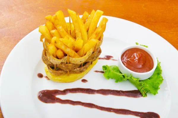 Pommes frites serveras med ketchup — Stockfoto
