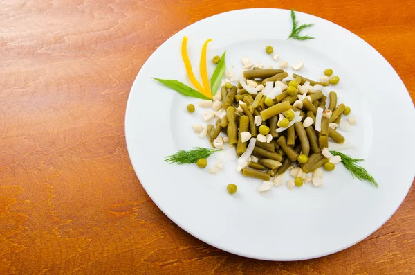 Zelený fazolový salát na talíři — Stock fotografie