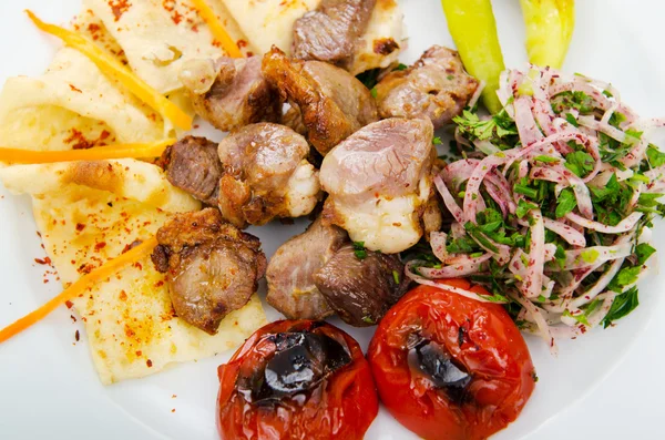 Cucina a base di carne - kebab servito in piatto — Foto Stock