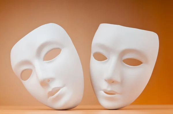 Theaterkonzept mit Masken vor Hintergrund — Stockfoto