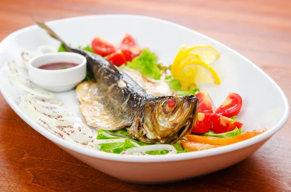 お皿の上で揚げた魚 — ストック写真