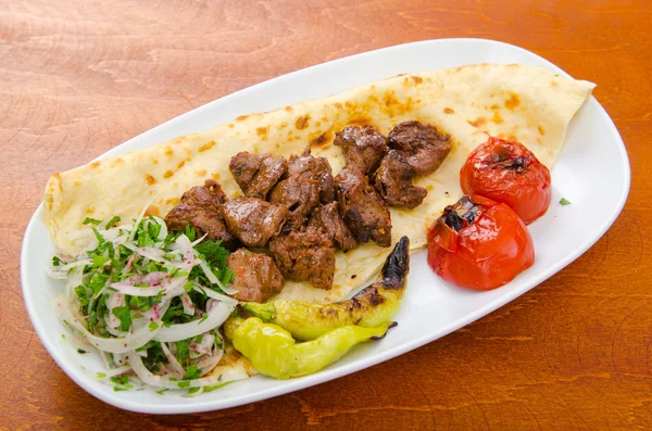Kebab servito nel piatto — Foto Stock