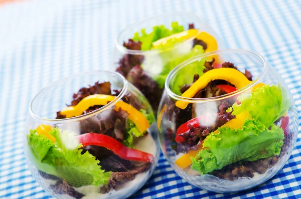 Salade fraîche et saine dans des bols — Photo