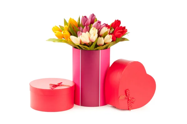 Giftbox e tulipas isoladas em branco — Fotografia de Stock