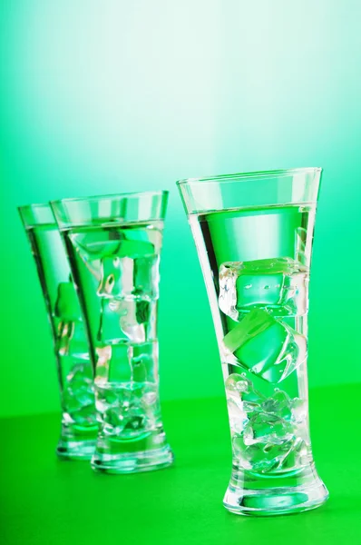 Voda ve skle proti barevných přechodů — Stock fotografie