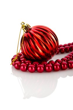 Noel baubles üzerinde beyaz izole