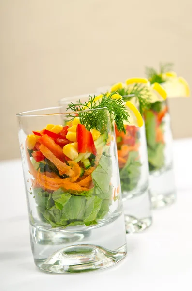 Salada saborosa servida em copos — Fotografia de Stock
