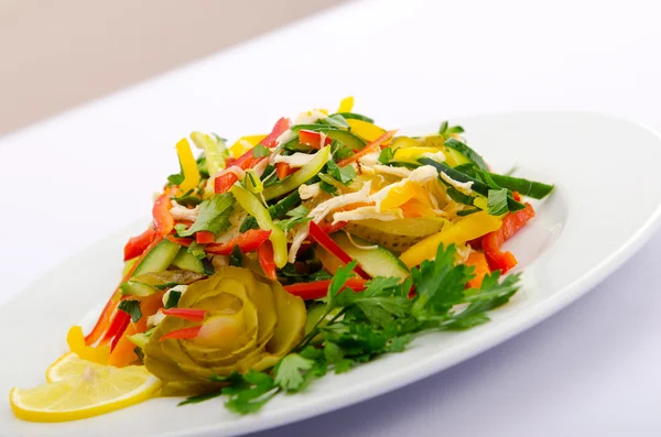 Salada de cessar servida no prato — Fotografia de Stock