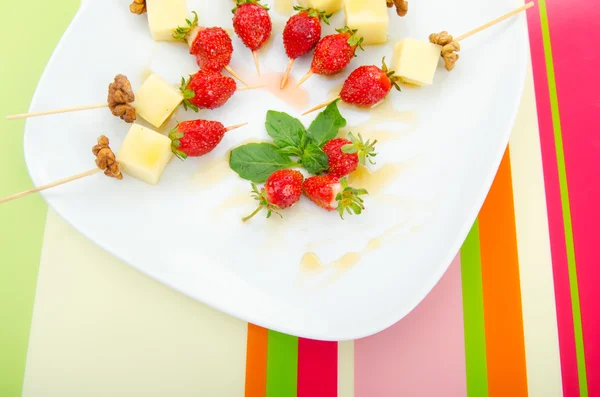 Dessert de fruits dans l'assiette — Photo