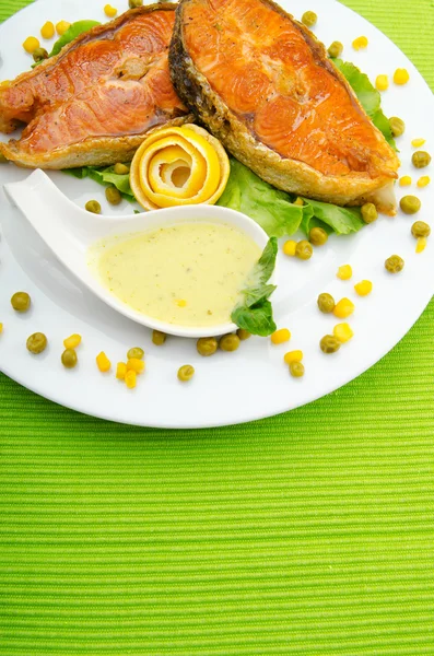 Saumon rôti dans l'assiette — Photo