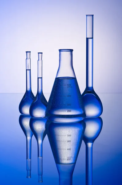 Tubulação química em fundo gradiente — Fotografia de Stock