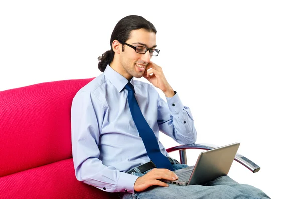 Студент, що працює з ноутбуком, сидить на дивані — стокове фото