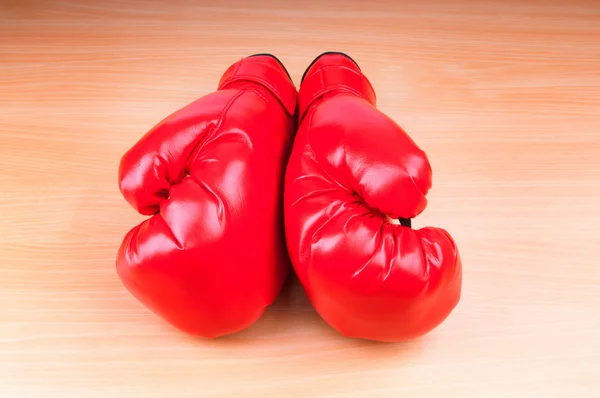 Боксерські рукавички на столі — стокове фото