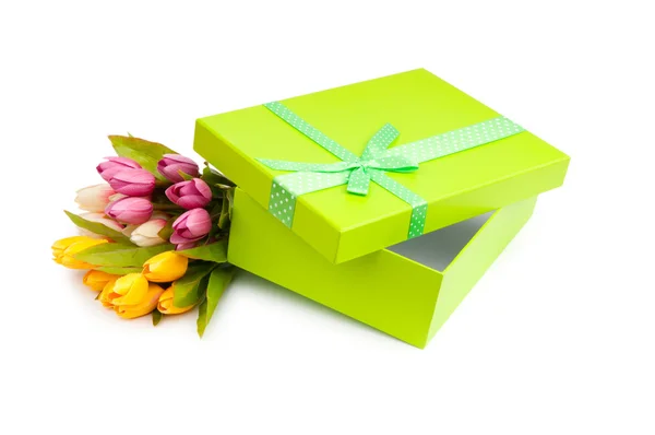 Çiçekler ve hediye kutusu beyazda izole edilmiş. — Stok fotoğraf