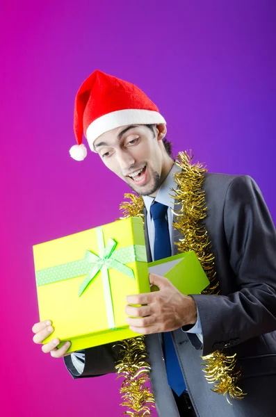 Бізнесмен пропонує подарунки на Різдво — стокове фото