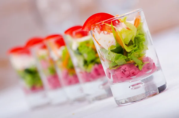 Sałatka wegetariańska serwowane w szklankach — Zdjęcie stockowe