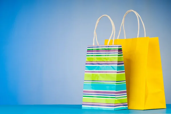 Boodschappentassen tegen achtergrond met kleurovergang — Stockfoto