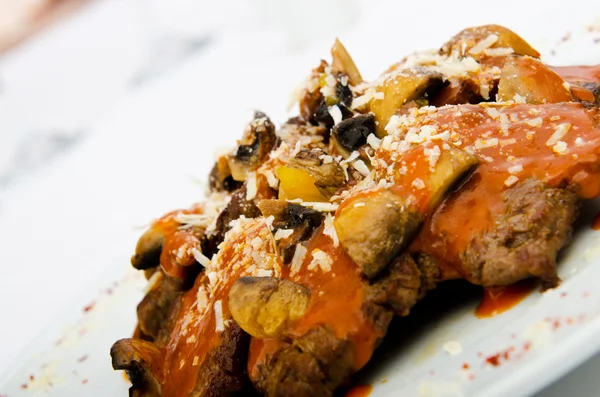 Daging di bawah saus lezat di piring — Stok Foto