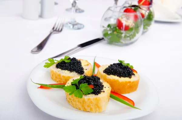 Svart kaviar serveras på bröd — Stockfoto