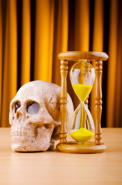 Kum saati ve kafatası ölüm kavramı — Stok fotoğraf