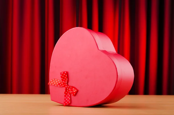Herzförmige Geschenkschachtel vor Hintergrund — Stockfoto