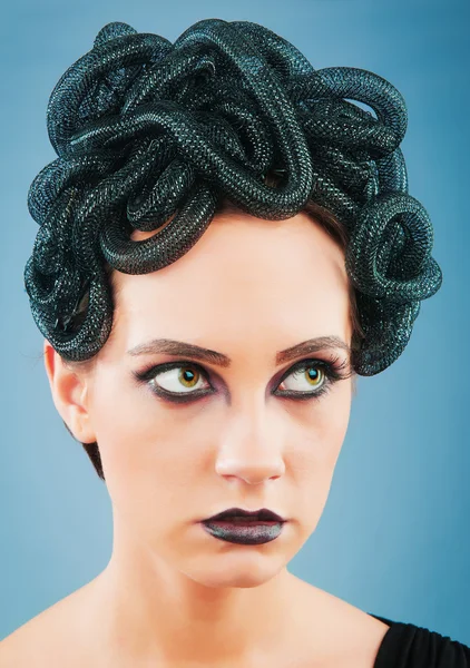 Kvinna som skildrar begreppet og Evil (Medusa Gorgon) — Stockfoto