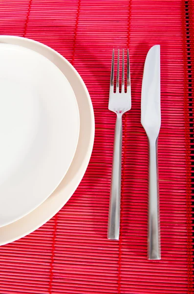 Pusty talerz z naczyniami — Zdjęcie stockowe