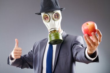gaz maskesi ve apple ile iş adamı