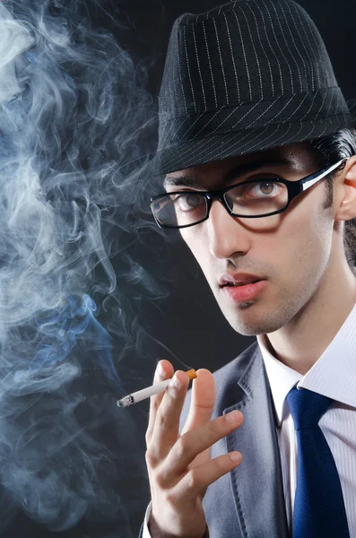 Cigarettázó fiatalember — Stock Fotó
