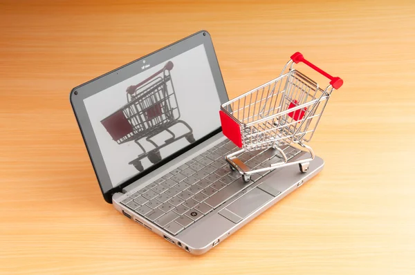 Shopping online con computer e carrello — Foto Stock