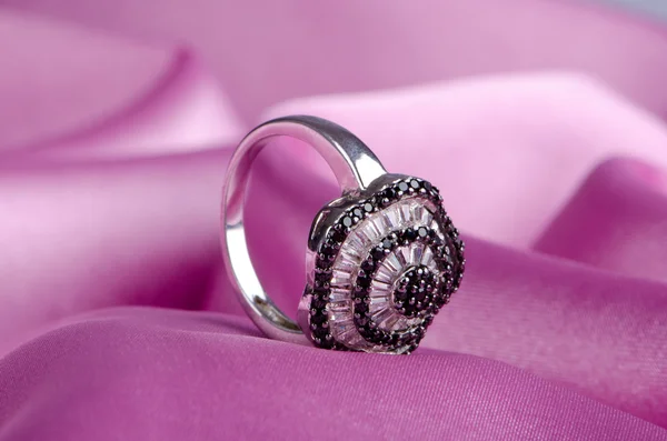 Concetto moda con anello sullo sfondo — Foto Stock