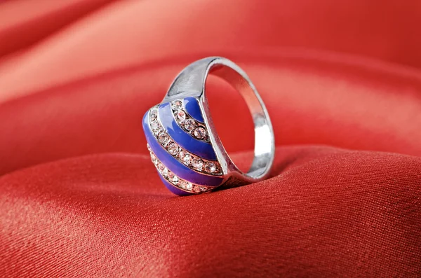 珠宝首饰戒指缎的背景上 — 图库照片