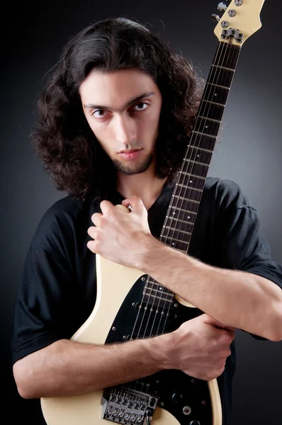 Gitarzysta na ciemnym tle — Zdjęcie stockowe