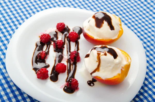 Ice cream served with berries — Stock Photo, Image
