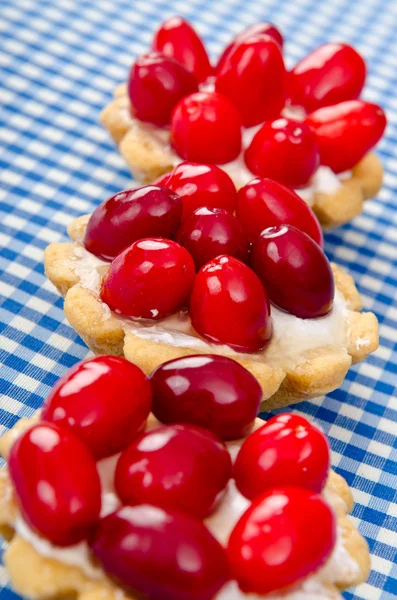 Випічка з ягодами в тарілці — стокове фото