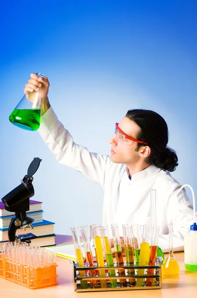 Chimiste en laboratoire expérimentant des solutions — Photo