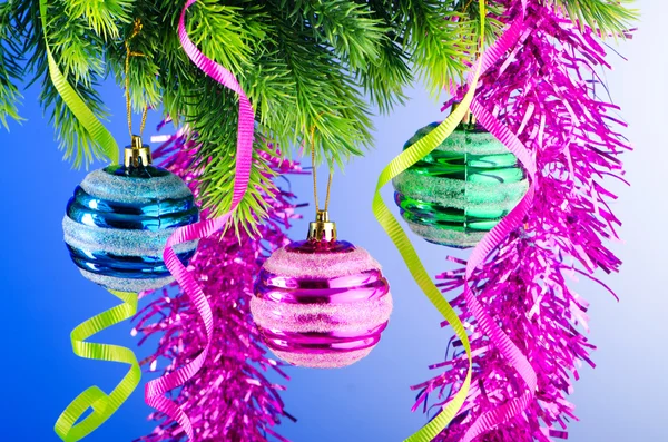 Baubles sull'albero di Natale nel concetto di celebrazione — Foto Stock