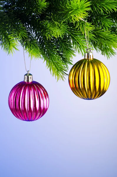 Christbaumkugeln am Weihnachtsbaum im Festkonzept — Stockfoto