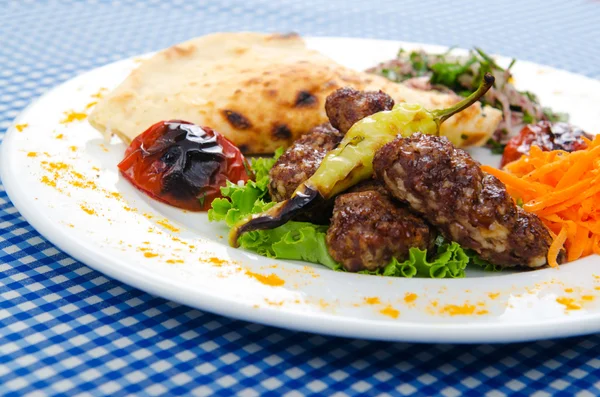 Cozinha de carne - kebab servido em prato — Fotografia de Stock