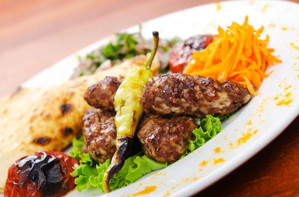 Cucina a base di carne - kebab servito in piatto — Foto Stock