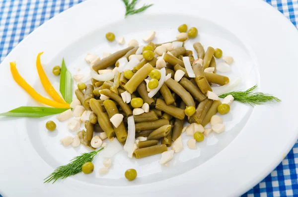 Salada de feijão verde no prato — Fotografia de Stock
