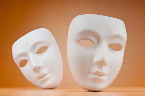Theater concept met maskers tegen achtergrond — Stockfoto