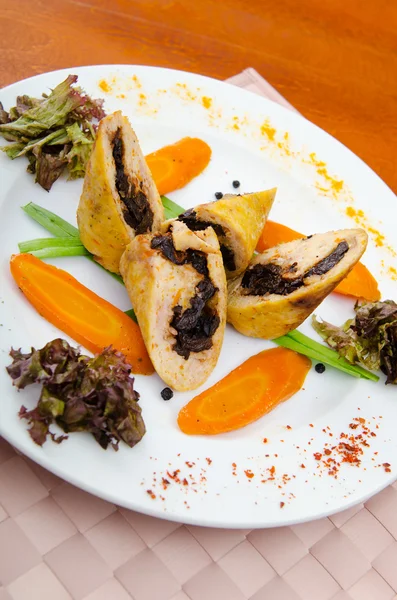 Мясо и овощной рулон в тарелке — стоковое фото