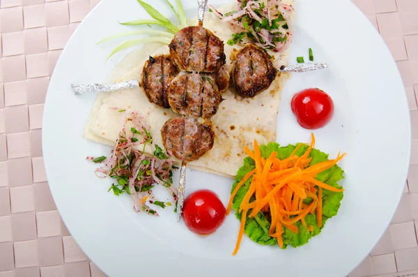 Fleischküche - Dönerspieß im Teller — Stockfoto