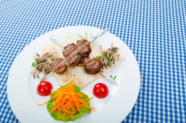 Cuisine de viande - kebab servi dans une assiette — Photo