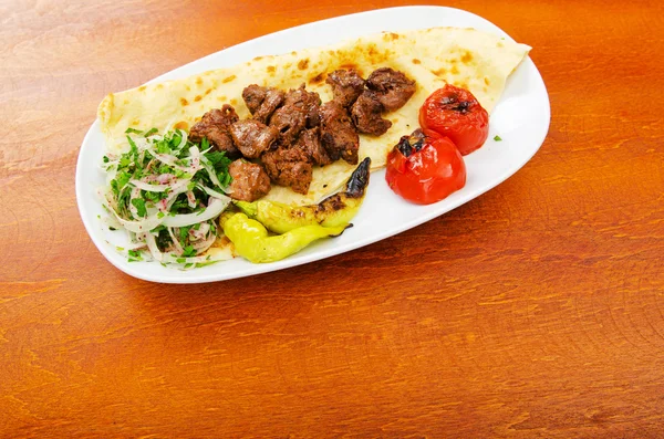 Kebab servido no prato — Fotografia de Stock